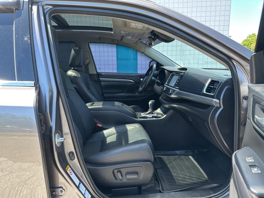 2017 Toyota Highlander Limited V6 AWD (Natl), available for sale in Milford, Connecticut | Dealertown Auto Wholesalers. Milford, Connecticut 2017 Toyota Highlander Limited V6 AWD (Natl), available for sale in Milford, Connecticut | Dealertown Auto Wholesalers. Milford, Connecticut