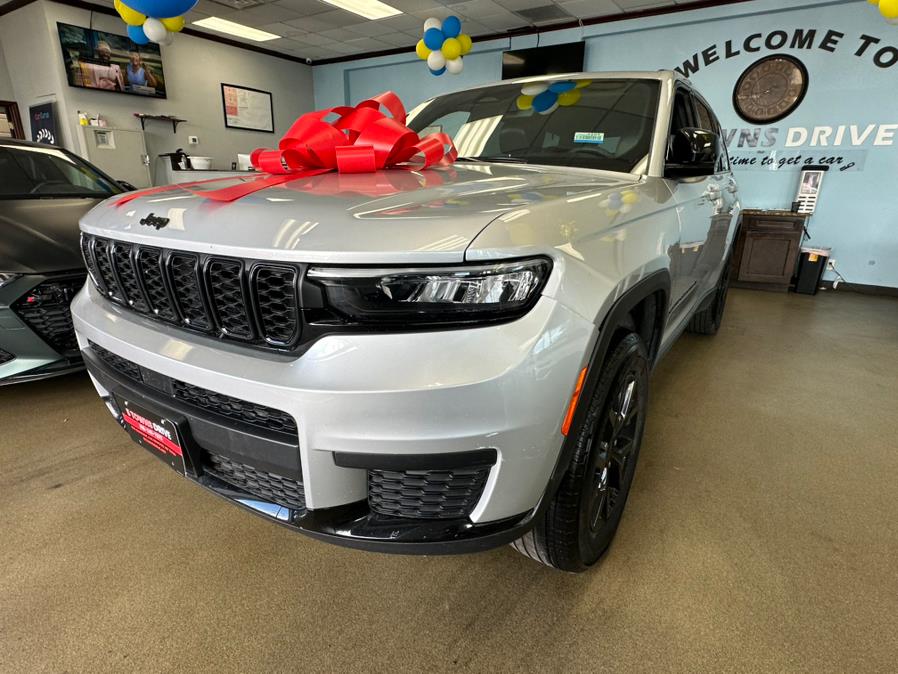 2024 Jeep Grand Cherokee L Altitude 4x4, available for sale in Inwood, New York | 5 Towns Drive. Inwood, New York 2024 Jeep Grand Cherokee L Altitude 4x4, available for sale in Inwood, New York | 5 Towns Drive. Inwood, New York