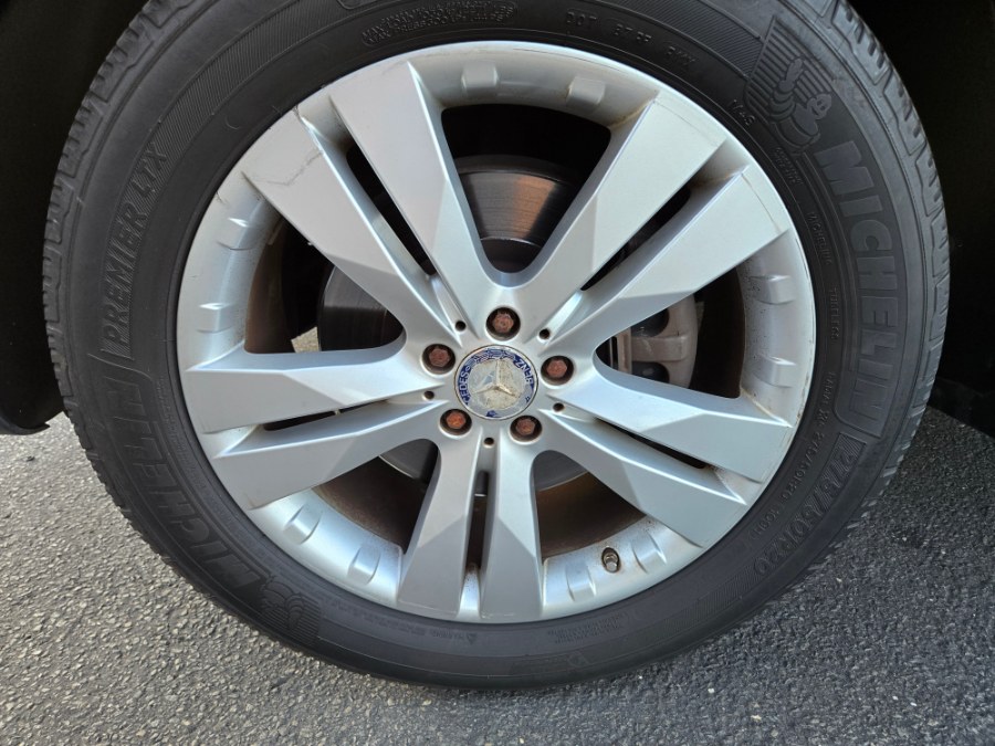 2012 Mercedes-Benz GL-Class 4MATIC 4dr GL 350 BlueTEC, available for sale in Bristol, Connecticut | Dealmax Motors LLC. Bristol, Connecticut 2012 Mercedes-Benz GL-Class 4MATIC 4dr GL 350 BlueTEC, available for sale in Bristol, Connecticut | Dealmax Motors LLC. Bristol, Connecticut