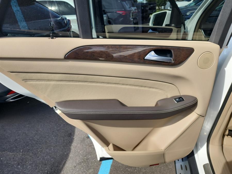 2015 Mercedes-Benz M-Class 4MATIC 4dr ML350, available for sale in Islip, New York | L.I. Auto Gallery. Islip, New York 2015 Mercedes-Benz M-Class 4MATIC 4dr ML350, available for sale in Islip, New York | L.I. Auto Gallery. Islip, New York