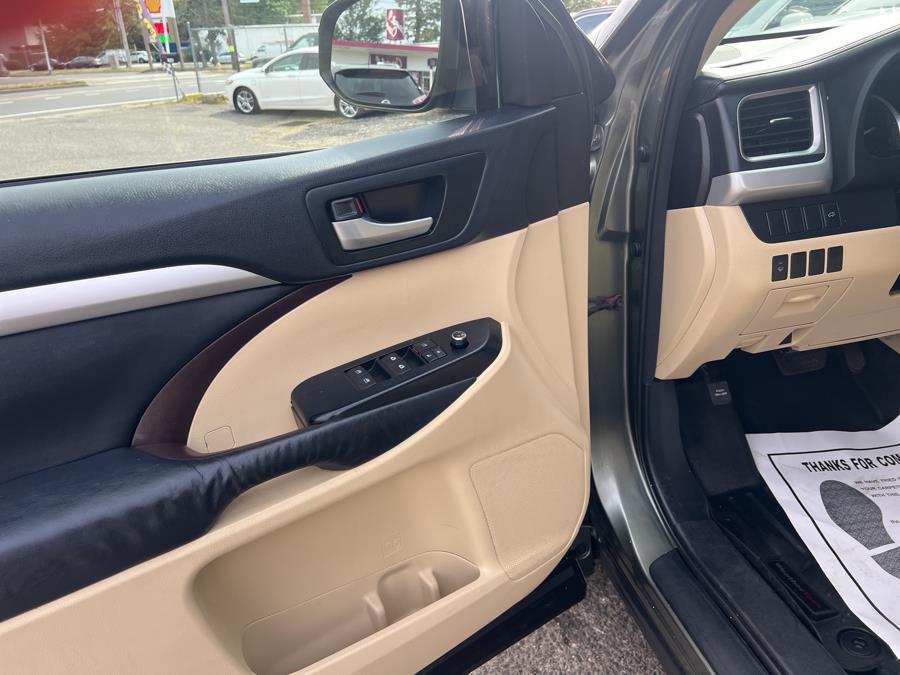 2015 Toyota Highlander AWD 4dr V6 XLE (Natl), available for sale in Milford, Connecticut | Korhan LLC DBA Superior Motors. Milford, Connecticut 2015 Toyota Highlander AWD 4dr V6 XLE (Natl), available for sale in Milford, Connecticut | Korhan LLC DBA Superior Motors. Milford, Connecticut