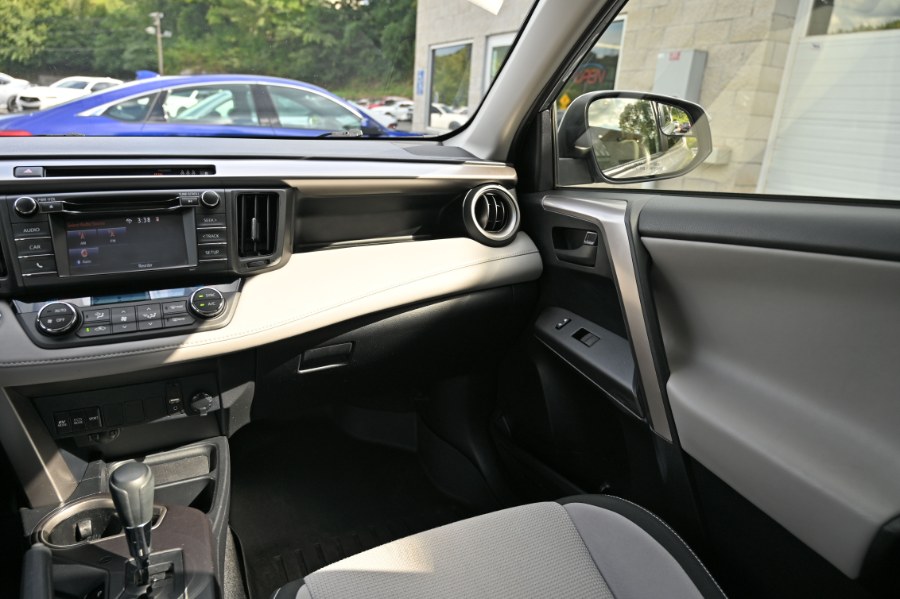 2018 Toyota RAV4 Hybrid LE photo 9