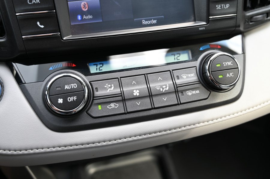 2018 Toyota RAV4 Hybrid LE photo 19