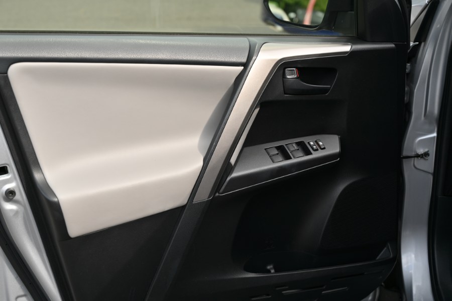 2018 Toyota RAV4 Hybrid LE photo 14