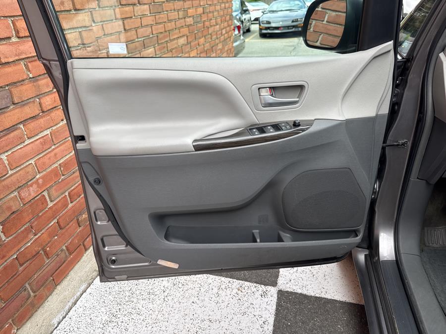 2015 Toyota Sienna 5dr 7-Pass Van XLE Premium AWD, available for sale in Waterbury, Connecticut | National Auto Brokers, Inc.. Waterbury, Connecticut 2015 Toyota Sienna 5dr 7-Pass Van XLE Premium AWD, available for sale in Waterbury, Connecticut | National Auto Brokers, Inc.. Waterbury, Connecticut