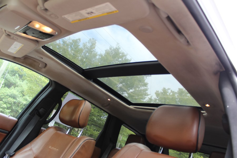 2016 Jeep Grand Cherokee 4WD 4dr Summit, available for sale in New Britain, Connecticut | Universal Motors LLC. New Britain, Connecticut 2016 Jeep Grand Cherokee 4WD 4dr Summit, available for sale in New Britain, Connecticut | Universal Motors LLC. New Britain, Connecticut