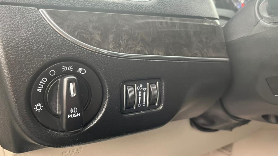 2015 Chrysler Town & Country 4dr Wgn Touring-L, available for sale in Springfield, Massachusetts | Jordan Auto Sales Inc. Springfield, Massachusetts 2015 Chrysler Town & Country 4dr Wgn Touring-L, available for sale in Springfield, Massachusetts | Jordan Auto Sales Inc. Springfield, Massachusetts