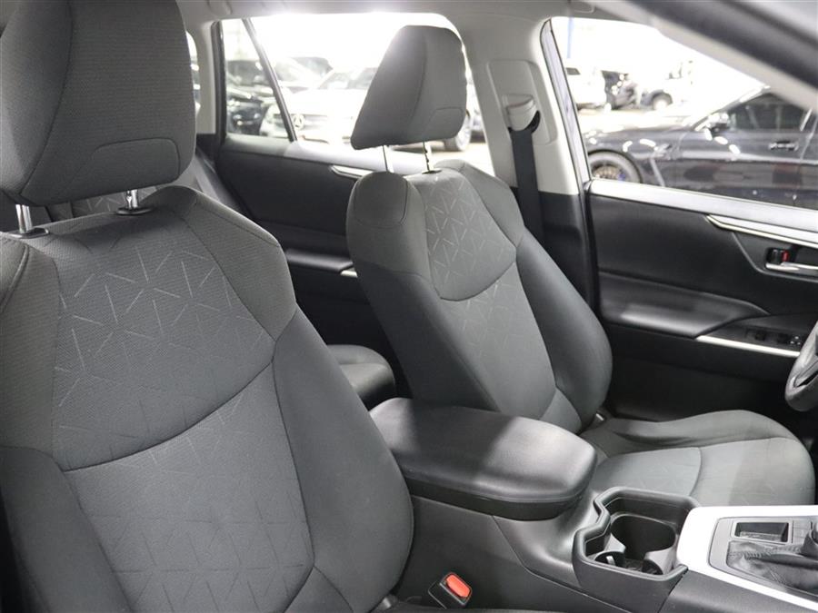 2021 Toyota RAV4 XLE photo 12