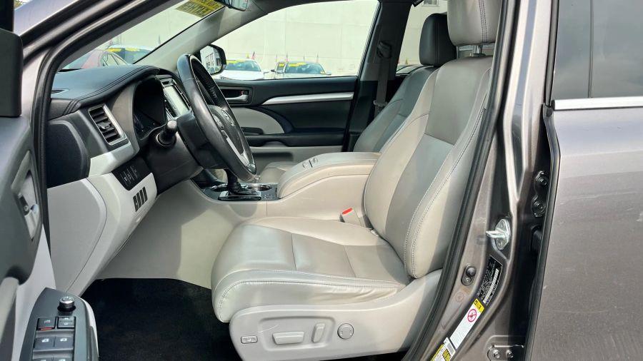 2019 Toyota Highlander XLE Sport Utility 4D, available for sale in Linden, New Jersey | Route 27 Auto Mall. Linden, New Jersey 2019 Toyota Highlander XLE Sport Utility 4D, available for sale in Linden, New Jersey | Route 27 Auto Mall. Linden, New Jersey