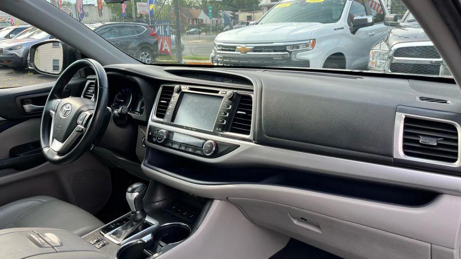 2019 Toyota Highlander XLE Sport Utility 4D, available for sale in Linden, New Jersey | Route 27 Auto Mall. Linden, New Jersey 2019 Toyota Highlander XLE Sport Utility 4D, available for sale in Linden, New Jersey | Route 27 Auto Mall. Linden, New Jersey