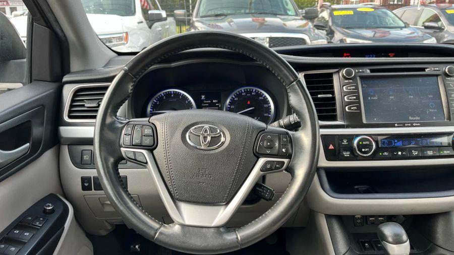 2019 Toyota Highlander XLE Sport Utility 4D, available for sale in Linden, New Jersey | Route 27 Auto Mall. Linden, New Jersey 2019 Toyota Highlander XLE Sport Utility 4D, available for sale in Linden, New Jersey | Route 27 Auto Mall. Linden, New Jersey