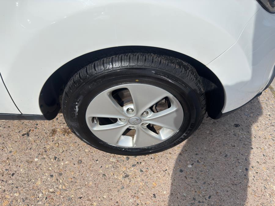 2016 Kia Soul 5dr Wgn Auto Base, available for sale in Manchester, Connecticut | Carsonmain LLC. Manchester, Connecticut 2016 Kia Soul 5dr Wgn Auto Base, available for sale in Manchester, Connecticut | Carsonmain LLC. Manchester, Connecticut