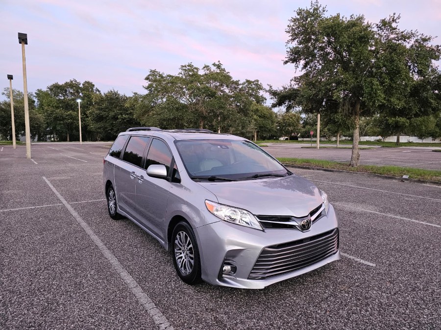 2018 Toyota Sienna XLE Premium V6 8-Passenger's photo