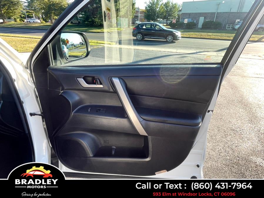 2013 Toyota Highlander SE AWD, available for sale in Windsor Locks, Connecticut | Bradley Motors Inc. Windsor Locks, Connecticut 2013 Toyota Highlander SE AWD, available for sale in Windsor Locks, Connecticut | Bradley Motors Inc. Windsor Locks, Connecticut