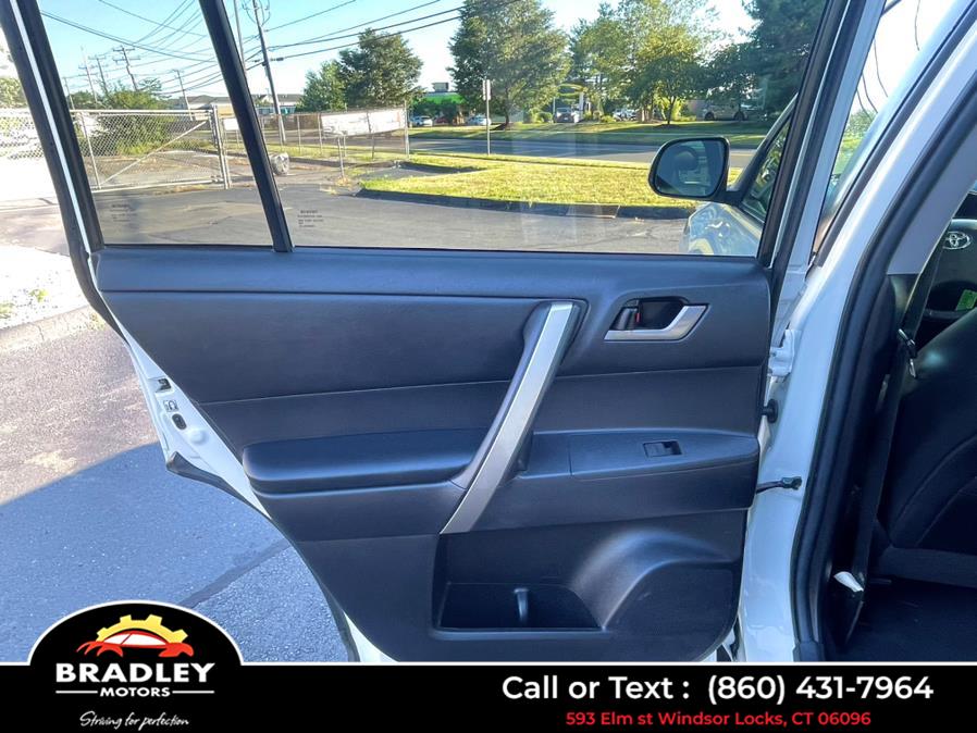 2013 Toyota Highlander SE AWD, available for sale in Windsor Locks, Connecticut | Bradley Motors Inc. Windsor Locks, Connecticut 2013 Toyota Highlander SE AWD, available for sale in Windsor Locks, Connecticut | Bradley Motors Inc. Windsor Locks, Connecticut