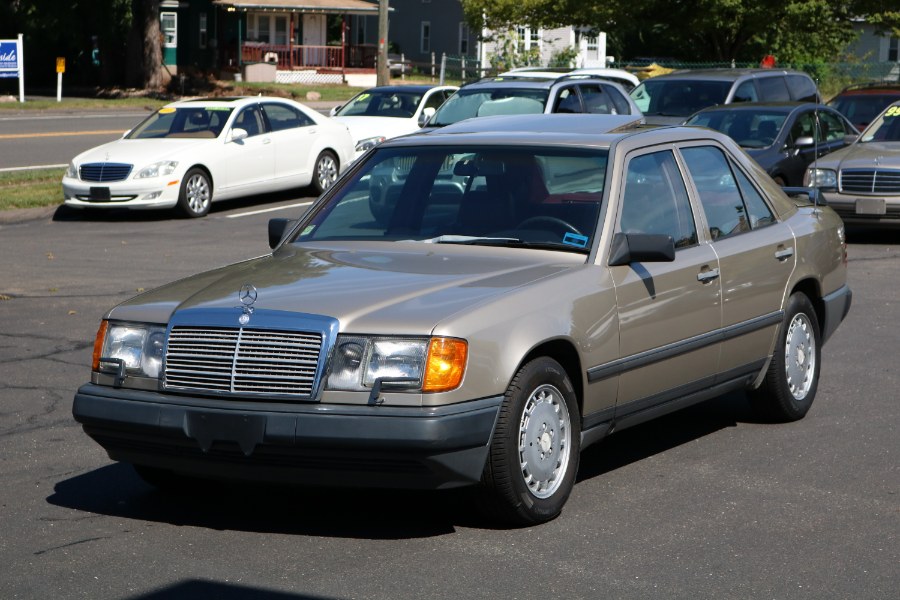 1986 Mercedes-Benz 300 Series 4dr Sedan 300E, available for sale in Bristol, Connecticut | Dealmax Motors LLC. Bristol, Connecticut 1986 Mercedes-Benz 300 Series 4dr Sedan 300E, available for sale in Bristol, Connecticut | Dealmax Motors LLC. Bristol, Connecticut