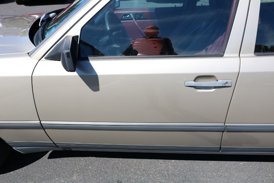 1986 Mercedes-Benz 300 Series 4dr Sedan 300E, available for sale in Bristol, Connecticut | Dealmax Motors LLC. Bristol, Connecticut 1986 Mercedes-Benz 300 Series 4dr Sedan 300E, available for sale in Bristol, Connecticut | Dealmax Motors LLC. Bristol, Connecticut