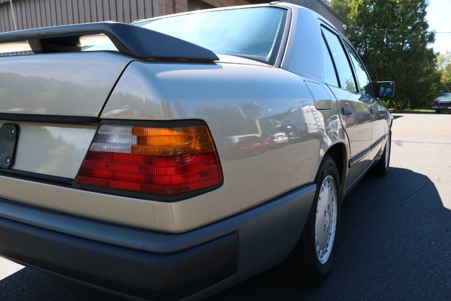 1986 Mercedes-Benz 300 Series 4dr Sedan 300E, available for sale in Bristol, Connecticut | Dealmax Motors LLC. Bristol, Connecticut 1986 Mercedes-Benz 300 Series 4dr Sedan 300E, available for sale in Bristol, Connecticut | Dealmax Motors LLC. Bristol, Connecticut