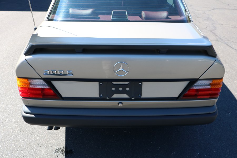 1986 Mercedes-Benz 300 Series 4dr Sedan 300E, available for sale in Bristol, Connecticut | Dealmax Motors LLC. Bristol, Connecticut 1986 Mercedes-Benz 300 Series 4dr Sedan 300E, available for sale in Bristol, Connecticut | Dealmax Motors LLC. Bristol, Connecticut