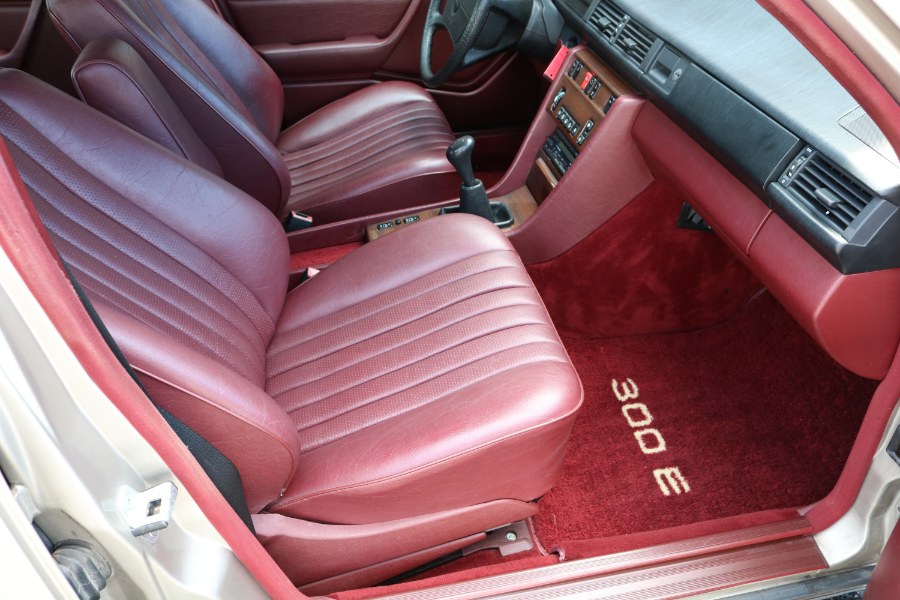 1986 Mercedes-Benz 300 Series 4dr Sedan 300E, available for sale in Bristol, Connecticut | Dealmax Motors LLC. Bristol, Connecticut 1986 Mercedes-Benz 300 Series 4dr Sedan 300E, available for sale in Bristol, Connecticut | Dealmax Motors LLC. Bristol, Connecticut