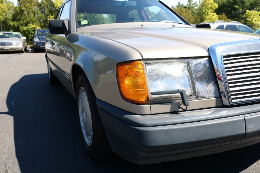 1986 Mercedes-Benz 300 Series 4dr Sedan 300E, available for sale in Bristol, Connecticut | Dealmax Motors LLC. Bristol, Connecticut 1986 Mercedes-Benz 300 Series 4dr Sedan 300E, available for sale in Bristol, Connecticut | Dealmax Motors LLC. Bristol, Connecticut