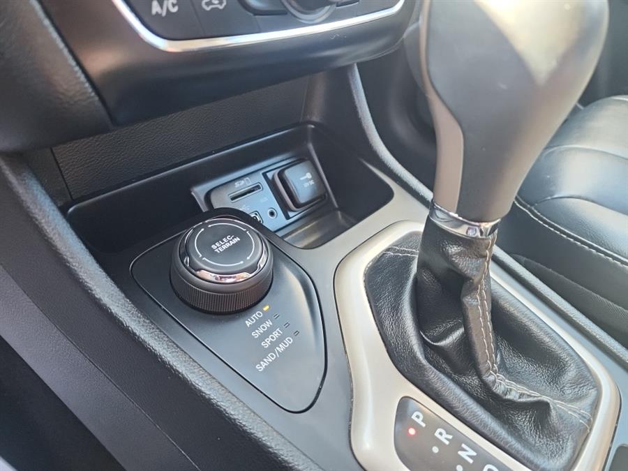2016 Jeep Cherokee 4WD 4dr Limited, available for sale in Islip, New York | L.I. Auto Gallery. Islip, New York 2016 Jeep Cherokee 4WD 4dr Limited, available for sale in Islip, New York | L.I. Auto Gallery. Islip, New York