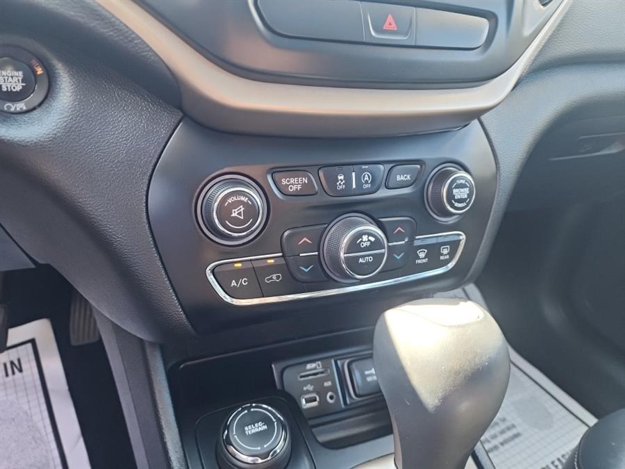 2016 Jeep Cherokee 4WD 4dr Limited, available for sale in Islip, New York | L.I. Auto Gallery. Islip, New York 2016 Jeep Cherokee 4WD 4dr Limited, available for sale in Islip, New York | L.I. Auto Gallery. Islip, New York