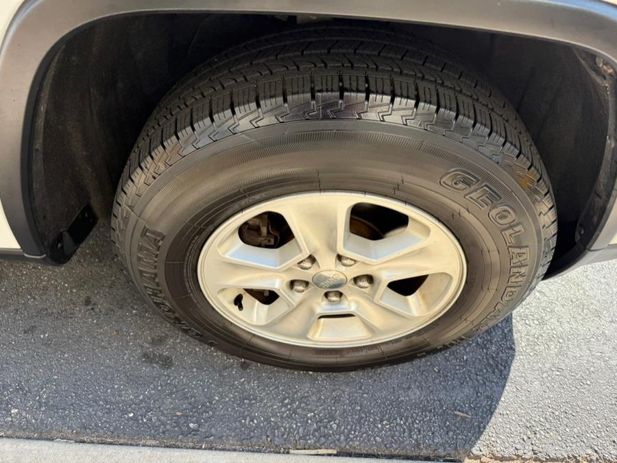 2016 Jeep Grand Cherokee 4WD 4dr Laredo, available for sale in East Windsor, Connecticut | Century Auto And Truck. East Windsor, Connecticut 2016 Jeep Grand Cherokee 4WD 4dr Laredo, available for sale in East Windsor, Connecticut | Century Auto And Truck. East Windsor, Connecticut