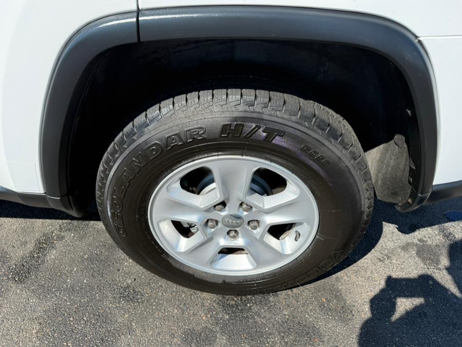 2016 Jeep Grand Cherokee 4WD 4dr Laredo, available for sale in East Windsor, Connecticut | Century Auto And Truck. East Windsor, Connecticut 2016 Jeep Grand Cherokee 4WD 4dr Laredo, available for sale in East Windsor, Connecticut | Century Auto And Truck. East Windsor, Connecticut
