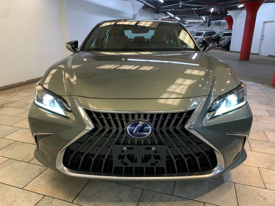 2022 Lexus ES 300h Luxury photo 3