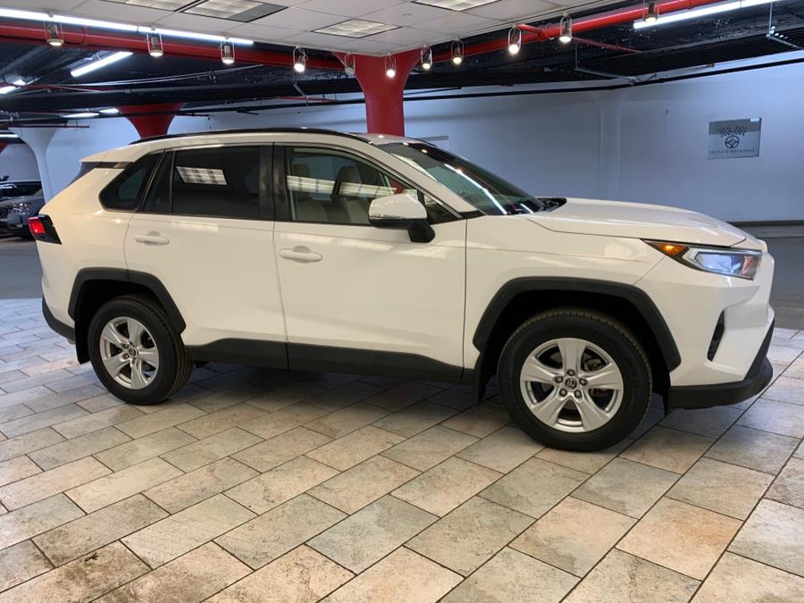 2019 Toyota RAV4 XLE photo 8