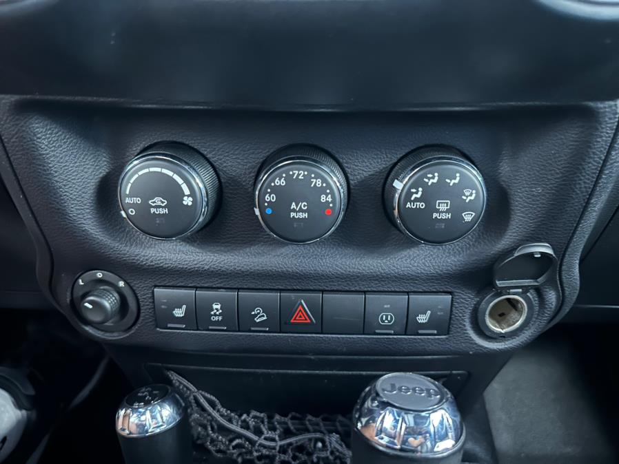 2015 Jeep Wrangler Unlimited 4WD 4dr Rubicon, available for sale in Inwood, New York | 5 Towns Drive. Inwood, New York 2015 Jeep Wrangler Unlimited 4WD 4dr Rubicon, available for sale in Inwood, New York | 5 Towns Drive. Inwood, New York