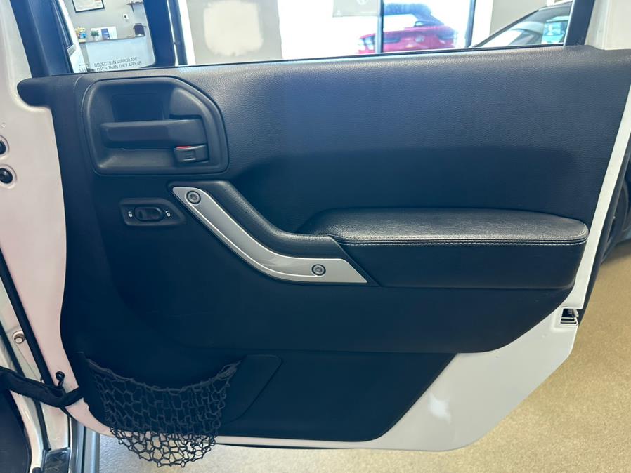 2015 Jeep Wrangler Unlimited 4WD 4dr Rubicon, available for sale in Inwood, New York | 5 Towns Drive. Inwood, New York 2015 Jeep Wrangler Unlimited 4WD 4dr Rubicon, available for sale in Inwood, New York | 5 Towns Drive. Inwood, New York