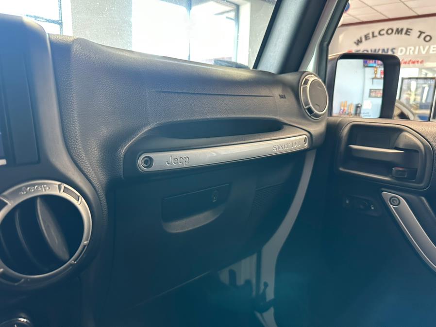 2015 Jeep Wrangler Unlimited 4WD 4dr Rubicon, available for sale in Inwood, New York | 5 Towns Drive. Inwood, New York 2015 Jeep Wrangler Unlimited 4WD 4dr Rubicon, available for sale in Inwood, New York | 5 Towns Drive. Inwood, New York
