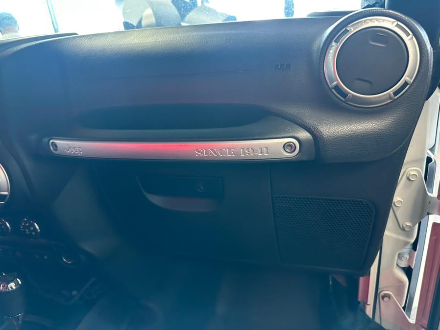 2015 Jeep Wrangler Unlimited 4WD 4dr Rubicon, available for sale in Inwood, New York | 5 Towns Drive. Inwood, New York 2015 Jeep Wrangler Unlimited 4WD 4dr Rubicon, available for sale in Inwood, New York | 5 Towns Drive. Inwood, New York