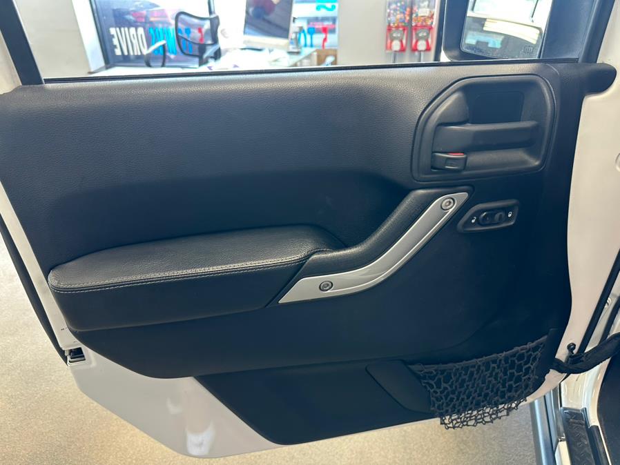 2015 Jeep Wrangler Unlimited 4WD 4dr Rubicon, available for sale in Inwood, New York | 5 Towns Drive. Inwood, New York 2015 Jeep Wrangler Unlimited 4WD 4dr Rubicon, available for sale in Inwood, New York | 5 Towns Drive. Inwood, New York