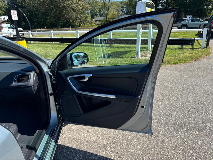 2013 Volvo S60 4dr Sdn T5 AWD, available for sale in South Windsor, Connecticut | Mike And Tony Auto Sales, Inc. South Windsor, Connecticut 2013 Volvo S60 4dr Sdn T5 AWD, available for sale in South Windsor, Connecticut | Mike And Tony Auto Sales, Inc. South Windsor, Connecticut