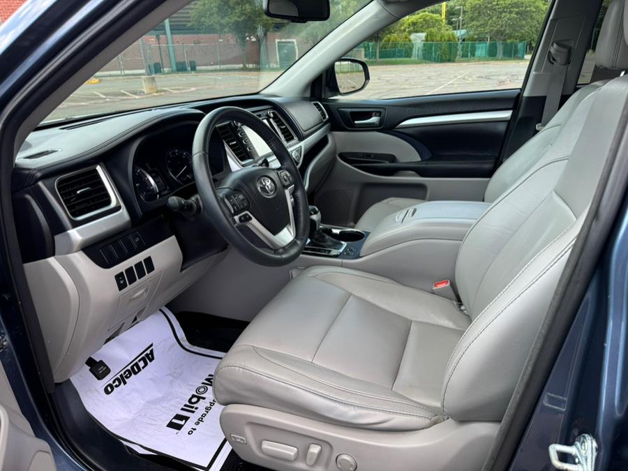 2016 Toyota Highlander AWD 4dr V6 XLE (Natl), available for sale in New Britain, Connecticut | Supreme Automotive. New Britain, Connecticut 2016 Toyota Highlander AWD 4dr V6 XLE (Natl), available for sale in New Britain, Connecticut | Supreme Automotive. New Britain, Connecticut