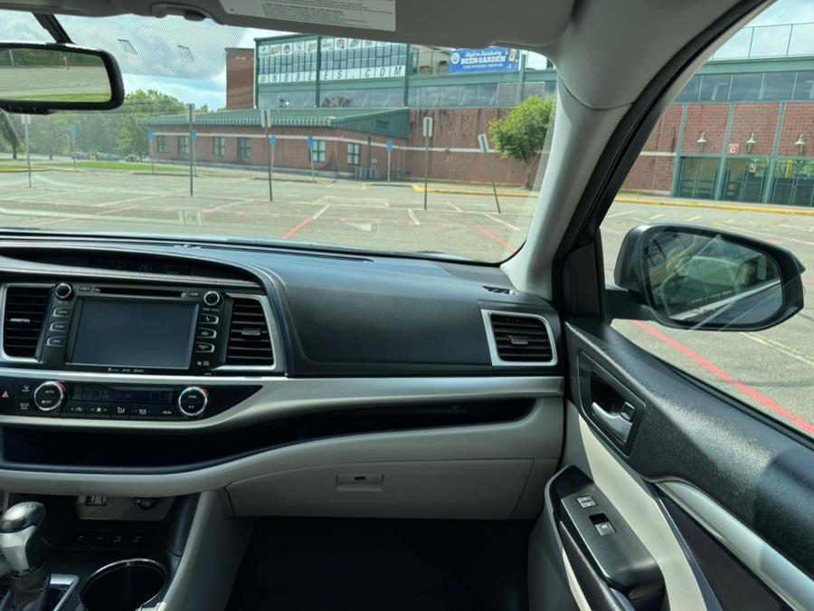 2016 Toyota Highlander AWD 4dr V6 XLE (Natl), available for sale in New Britain, Connecticut | Supreme Automotive. New Britain, Connecticut 2016 Toyota Highlander AWD 4dr V6 XLE (Natl), available for sale in New Britain, Connecticut | Supreme Automotive. New Britain, Connecticut