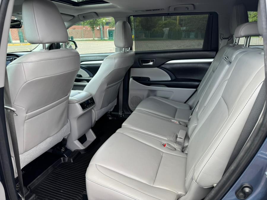 2016 Toyota Highlander AWD 4dr V6 XLE (Natl), available for sale in New Britain, Connecticut | Supreme Automotive. New Britain, Connecticut 2016 Toyota Highlander AWD 4dr V6 XLE (Natl), available for sale in New Britain, Connecticut | Supreme Automotive. New Britain, Connecticut