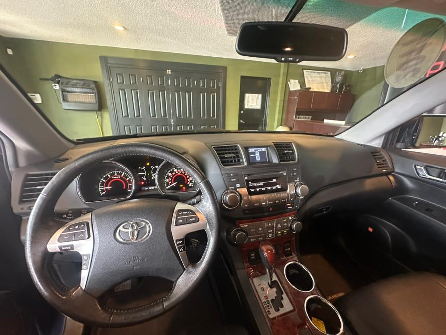 2011 Toyota Highlander 4WD 4dr V6 Limited (Natl), available for sale in West Hartford, Connecticut | AutoMax. West Hartford, Connecticut 2011 Toyota Highlander 4WD 4dr V6 Limited (Natl), available for sale in West Hartford, Connecticut | AutoMax. West Hartford, Connecticut