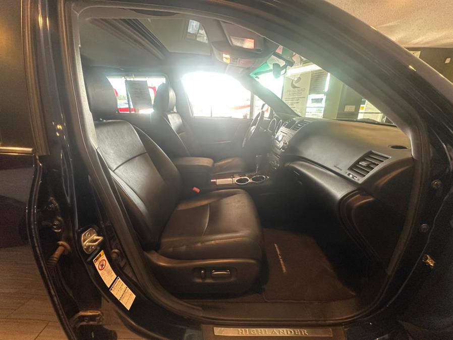 2011 Toyota Highlander 4WD 4dr V6 Limited (Natl), available for sale in West Hartford, Connecticut | AutoMax. West Hartford, Connecticut 2011 Toyota Highlander 4WD 4dr V6 Limited (Natl), available for sale in West Hartford, Connecticut | AutoMax. West Hartford, Connecticut