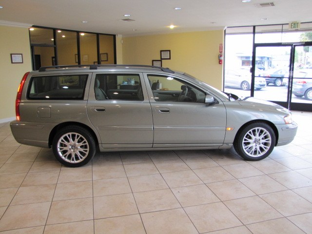 2006 Volvo V70 2.5L Turbo Auto w/Sunroof, available for sale in Placentia, California | Auto Network Group Inc. Placentia, California 2006 Volvo V70 2.5L Turbo Auto w/Sunroof, available for sale in Placentia, California | Auto Network Group Inc. Placentia, California
