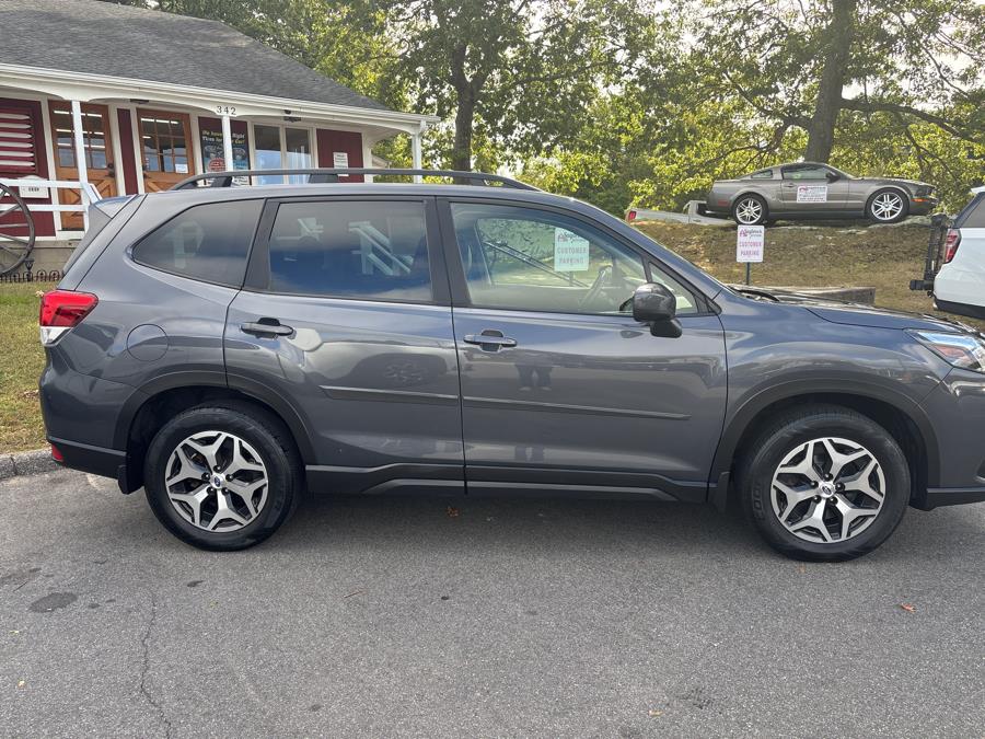 2022 Subaru Forester Premium photo 2
