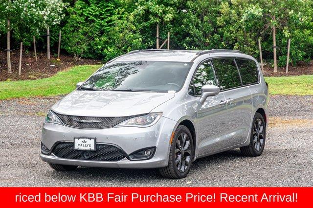 Used 2020 Chrysler Pacifica in Great Neck, New York | Camy Cars. Great Neck, New York