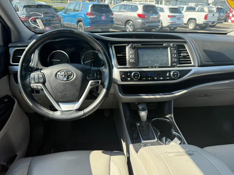 2018 Toyota Highlander SE, available for sale in Stratford, Connecticut | Wiz Leasing Inc. Stratford, Connecticut 2018 Toyota Highlander SE, available for sale in Stratford, Connecticut | Wiz Leasing Inc. Stratford, Connecticut