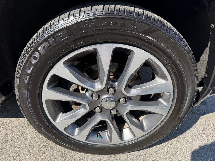 2017 Jeep Grand Cherokee Overland 4x4, available for sale in West Springfield, Massachusetts | Union Street Auto Sales. West Springfield, Massachusetts 2017 Jeep Grand Cherokee Overland 4x4, available for sale in West Springfield, Massachusetts | Union Street Auto Sales. West Springfield, Massachusetts