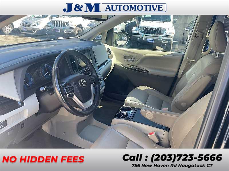 2020 Toyota Sienna XLE photo 2