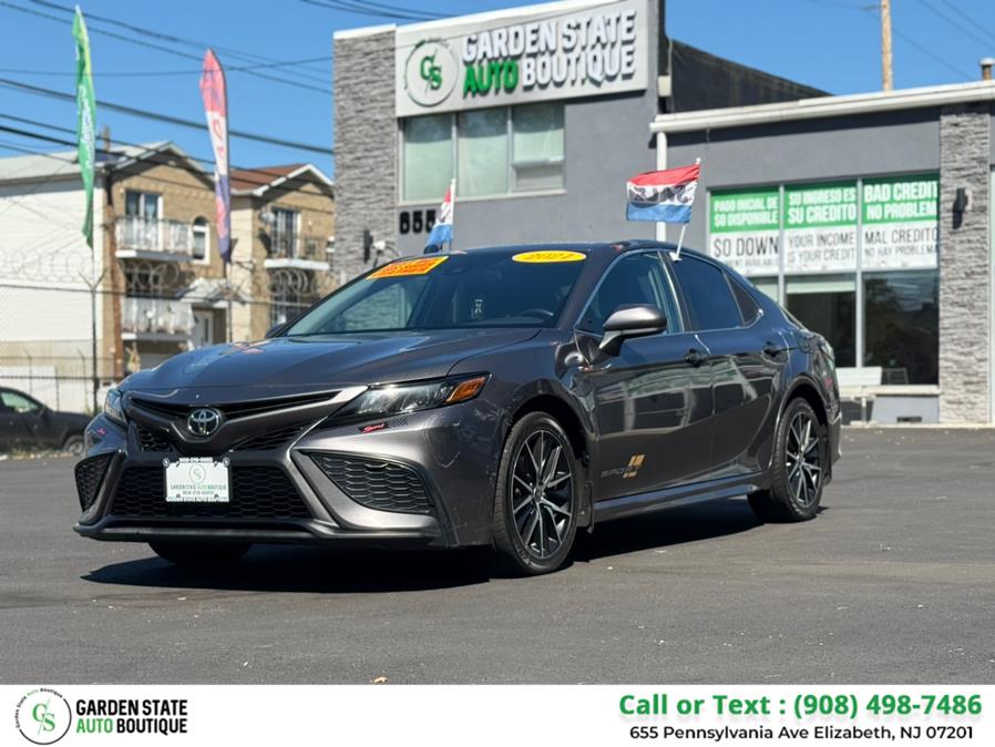 2021 Toyota Camry SE's photo