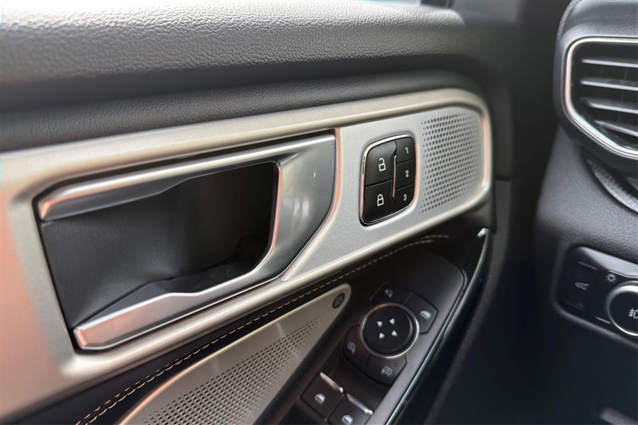 2023 Ford Explorer ST photo 33